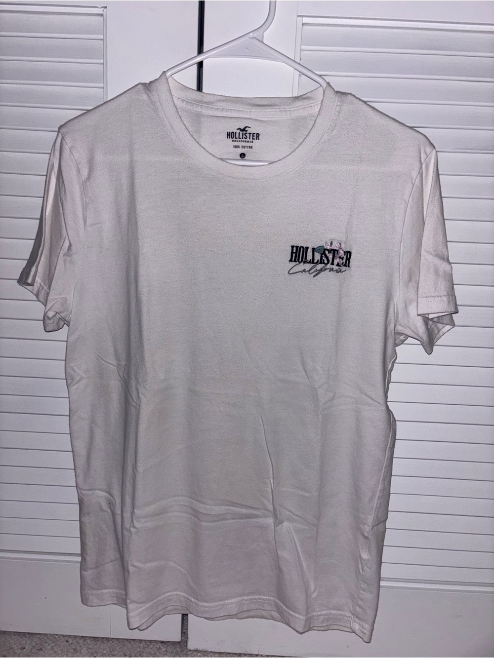 Hollister White Short-Sleeve Logo Tee with Small Chest Graphic